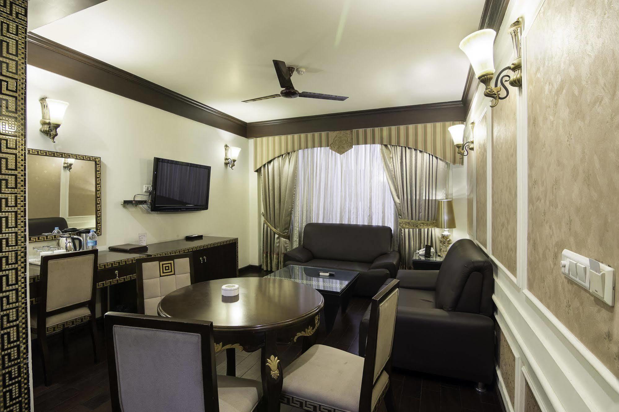 Treebo Tryst Royce New Friends Colony Hotel Ню Делхи Екстериор снимка