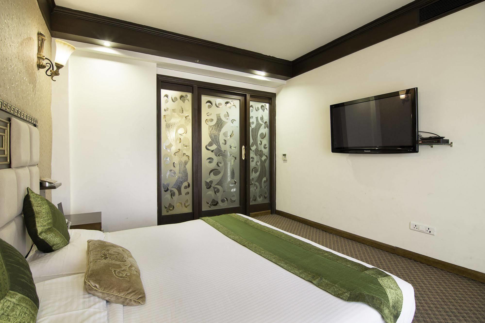 Treebo Tryst Royce New Friends Colony Hotel Ню Делхи Екстериор снимка